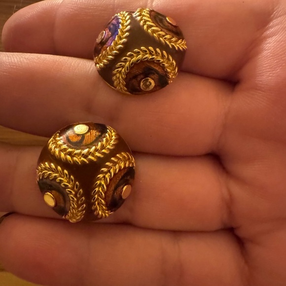 Elegant VTG Gold and Brown Enamel Clip On Earrings - Picture 5 of 16